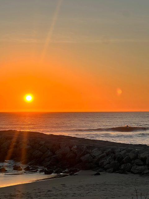 🌊✨ Ondas no ponto, mar com boas vibes e vento a ajudar — esta semana promete sessões de surf perfeitas 🏄‍♂️🔥 Quem vamos?