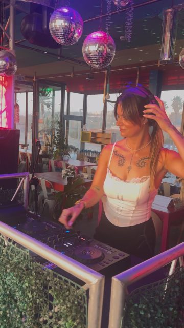 Caparica mood ON ☀️🌊@jessicasoveraldj ao comando, som das ondas em fundo e aquela vibe que só o fim de tarde na praia tem.
O pôr do sol perfeito 🌊🎶 Caparica sabe fazer magia ao fim da tarde. ✨