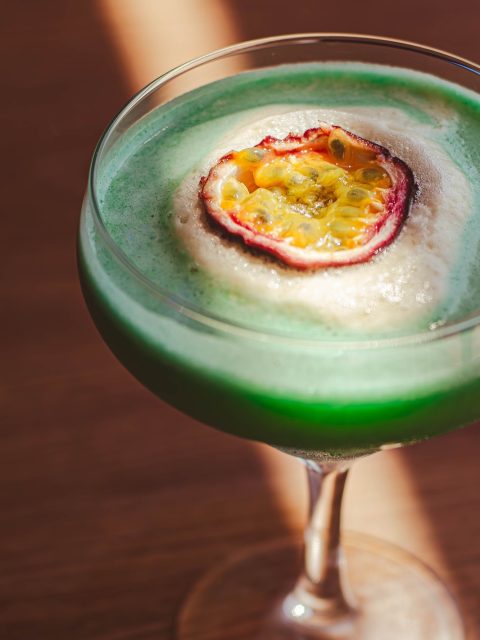 🌴Sextou na praia = Sunrise on the Beach. Tequila, Blue Coração, Ananás e Espuma de maracujá… ou só pura magia 🌊🍸