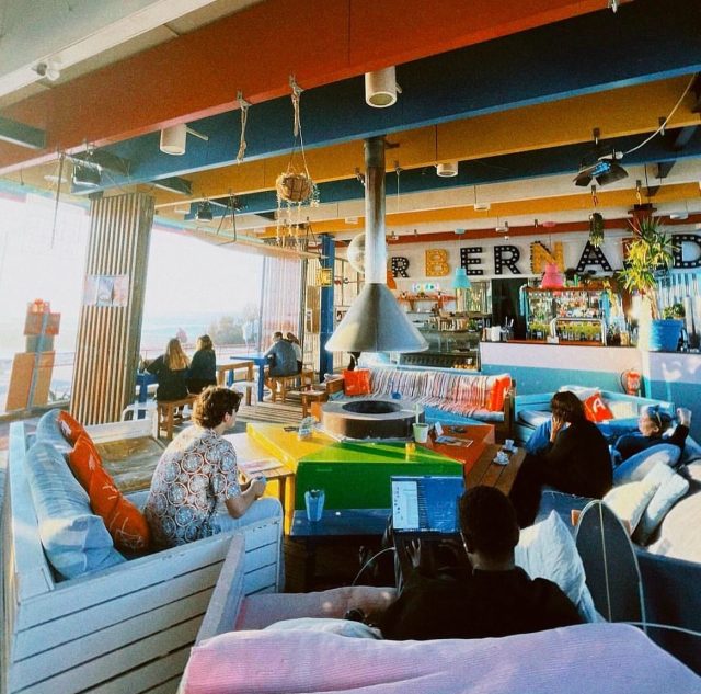 Guess who’s back? ❄️✨☃️⛷️a nossa lareira e os pequenos grandes prazeres que ela nos traz. 

Haverá algo melhor do que os petiscos com amigos à volta da lareira? A lareira e o lume são os grandes aconchegos e companheiros para quando estás em companhia. As conversas fiadas, as horas perdidas, enquanto se assa e saboreia uns marshmallows, são um programa óptimo para as tardes e noites de Outono/Inverno.

Guardaram estas imagens na memória? Porque certo é que era assim que nos reuníamos para aquecer o corpo e, spoiler, onde nos vamos brevemente reunir para aquecer a alma. 💖🌈 ✨🌴

. Estamos abertos de todos os dias: 2ªe 3ªF 11h-19h, 4ªF a Dom 10h-01h
. Dias de festa: até às 3h