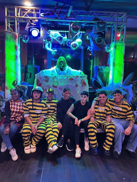 #TBT à quarta pode?💀✨Ainda sentimos a energia do Halloween no ar — as gargalhadas, as luzes, o som das ondas misturado com o som da festa. 🌊

Foi mágico. Foi Dr. Bernard. 🖤
#TBT da noite em que até as caveiras dançaram. 

#TBT #Halloween #DrBernard #CostaDaCaparica #GoodVibes