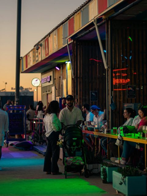 Fins de tarde que viram experiência. Pôr do sol à beira-mar que acende a alma. ✨🌅

No Dr. Bernard é assim: uma onda de sorrisos, música ao vivo, e os melhores artistas a dar o mood perfeito para acompanhar um copo, um jantar, ou só o momento.

Aqui, cada pôr do sol sabe diferente — seja a solo, a dois ou em grupo.
Vem sentir. Vem viver. Vem ser parte desta luz. 💛🌊