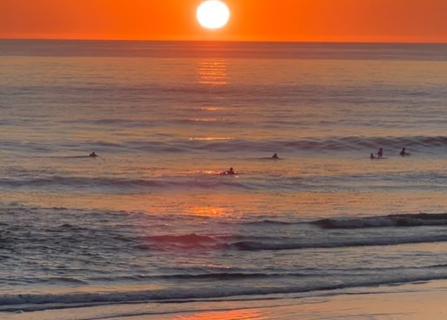 Mesmo no inverno, a Costa da Caparica não perde o seu brilho 🌊✨
E no Villa Caparica Hostel, o conforto descontraído e a energia do mar são o cenário perfeito para uma escapadinha nesta época especial do ano.

Aproveita para abrandar o ritmo, relaxar, celebrar e viver a Caparica de forma mais calma — seja no Natal, na Passagem de Ano ou numa pausa de inverno à beira-mar.

❄️🌴 Praia a poucos minutos
🛏️ Conforto e boas vibes
📍 Costa da Caparica | a 15 min de Lisboa

💥 25% de desconto em reservas diretas
Reserva diretamente connosco e garante esta vantagem exclusiva, com melhor preço do que em qualquer outra plataforma 🔗 link na bio

O inverno também é tempo de fugir, respirar fundo e acordar perto do mar 🤍

#passagemdeano #villacaparicahostel #beachhostel #beachlife #nyelisbon