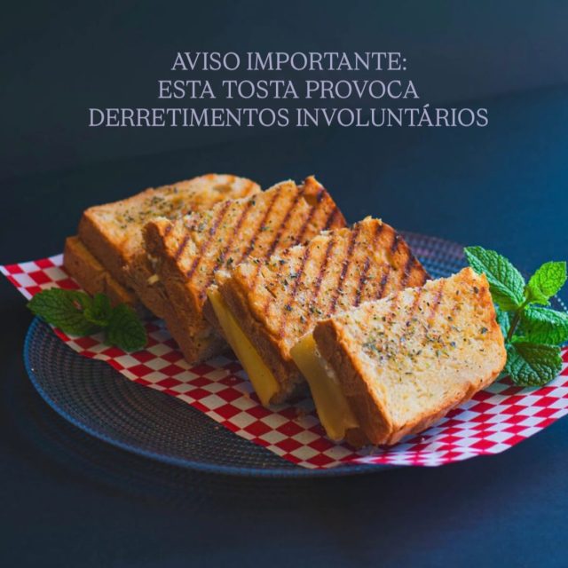 Há coisas que não precisam de explicação: só de uma dentada.
A tosta sai quente, o queijo derrete devagar e, de repente, até o dia mais frio fica melhor.
Conforto em forma de tosta*. Simples, intensa… e impossível de resistir.

Uma dentada e já era.
[*mista, queijo, atum e presunto]