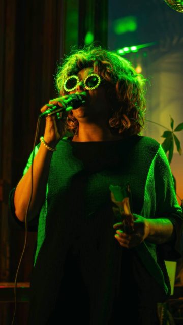 Hoje, deixamos o som falar mais alto.

🎙️Direto da Costa da Caparica, com a voz única da @kika_cardoso_official ao vivo no Dr. Bernard.
Música que envolve, mar como cenário e aquele fim de tarde que pede para ficar.